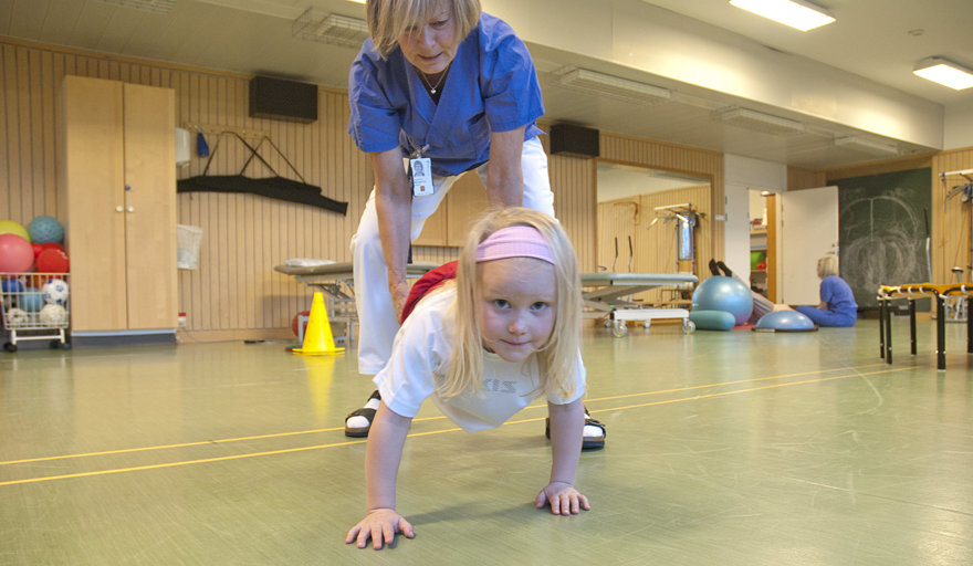 Ett barn går skottkärra